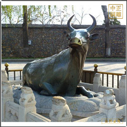 臥著(zhù)的銅牛